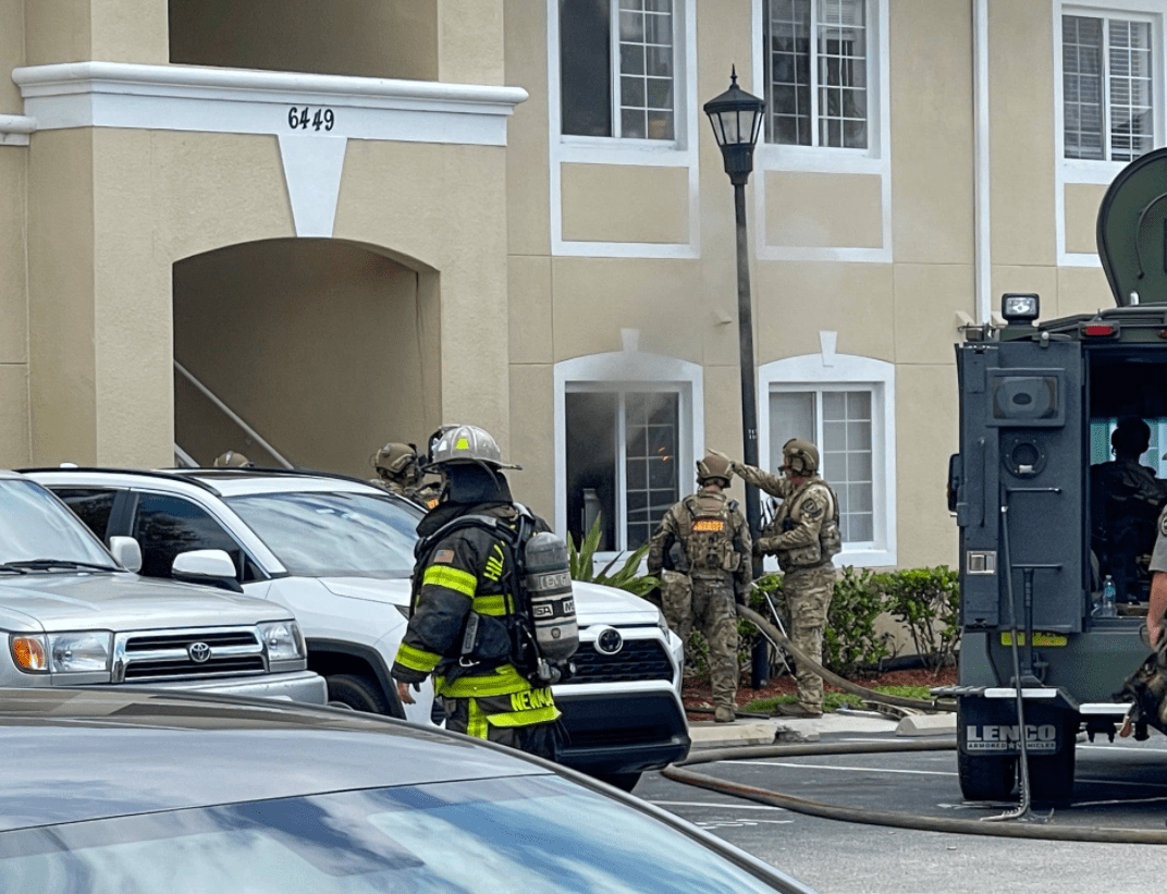 Im Bild - Feuerwehrleute und das SWAT-Team außerhalb der Wohnung, in der das Verbrechen stattfand | Quelle: Facebook/ SheriffChadChronister