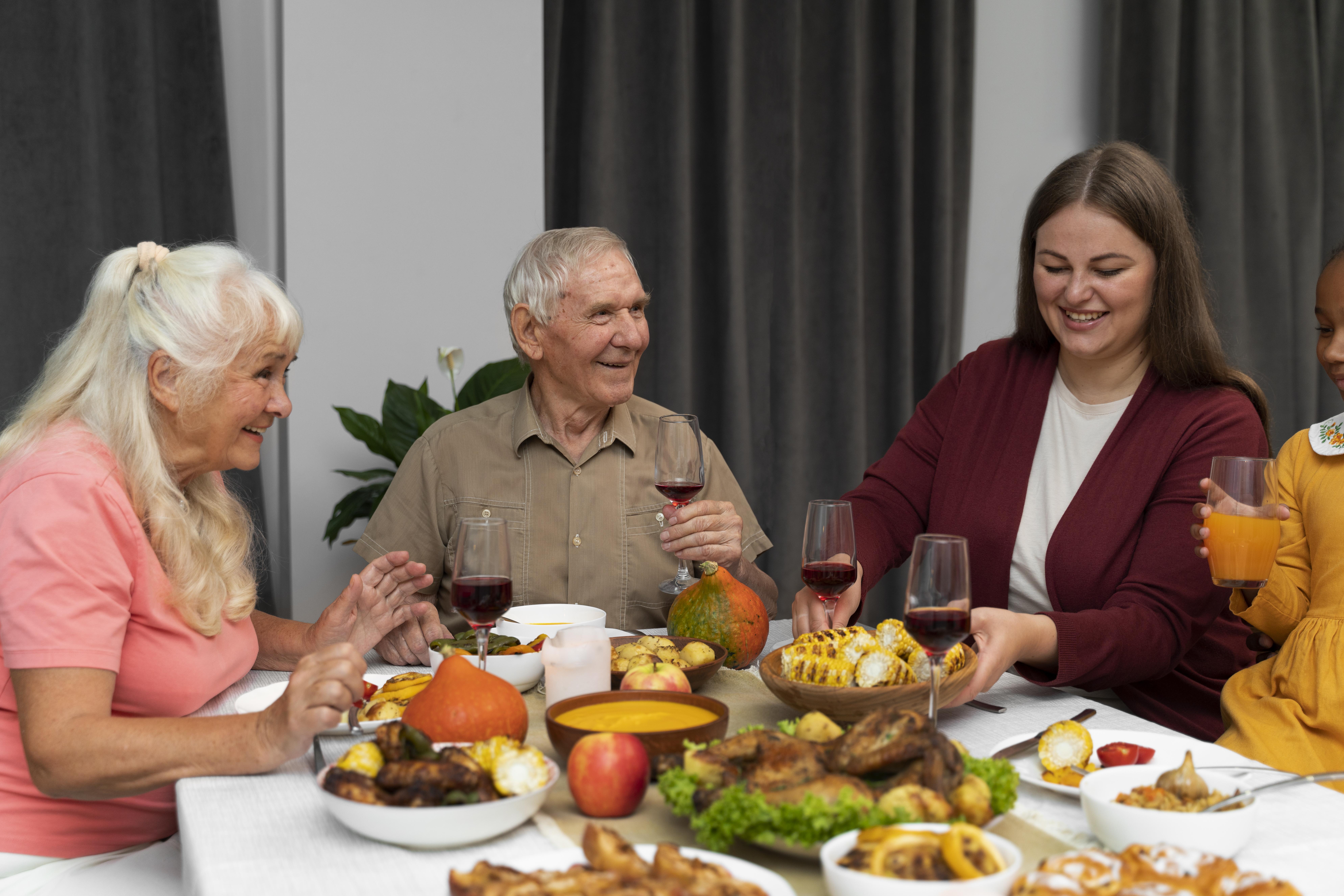A family enjoying a Thanksgiving dinner | Source: Freepik