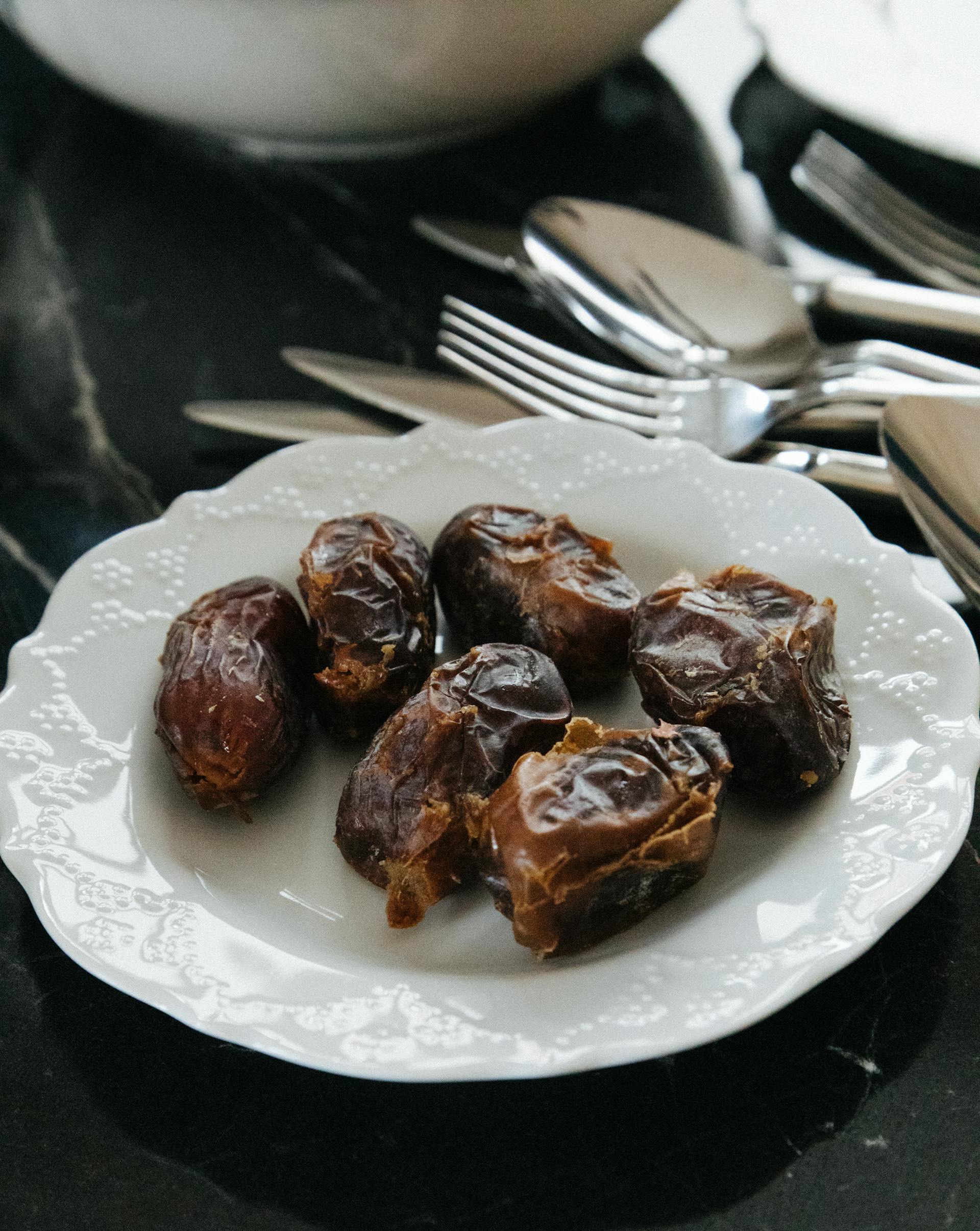 A plate of dried dates | Source: Pexels