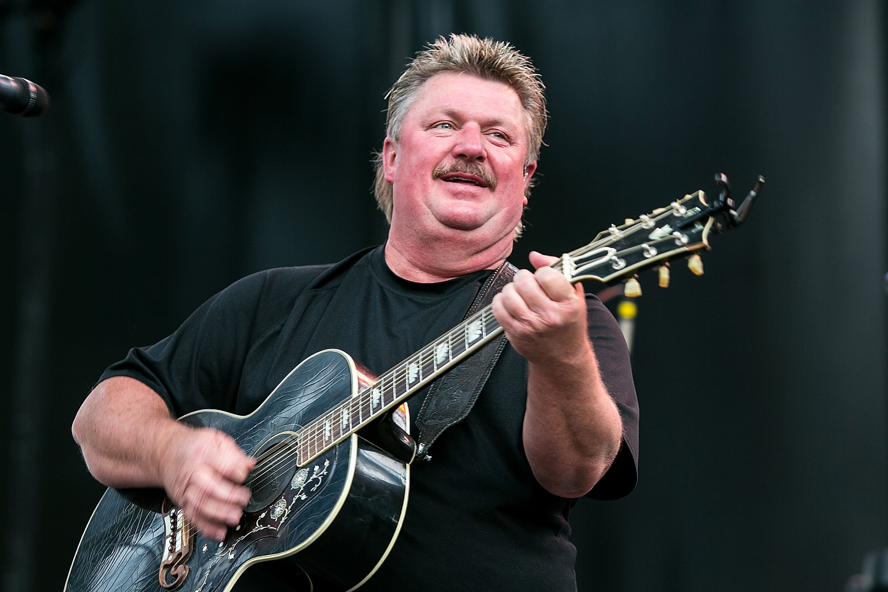 Joe Diffie se produit sur scène au Watershed Music | Source : Getty Images. Joe Diffie se produit sur scène au Watershed Music | Source : Getty Images.