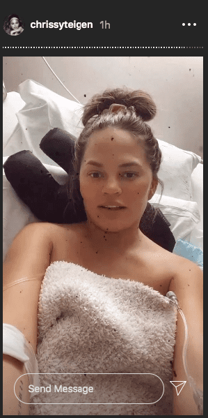 Chrissy Teigen shares an image of herself while at the hospital on September 28, 2020 | Photo: Instagram Story/chrissyteigen