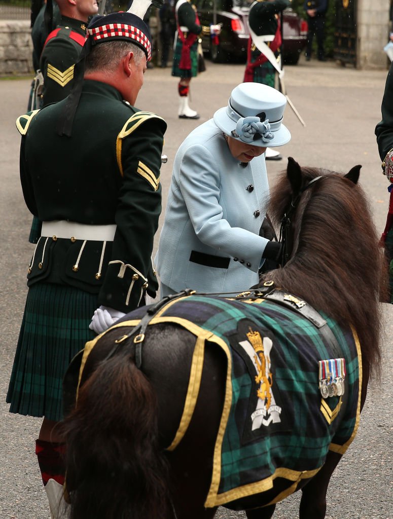 La reina Elizabeth II inspecciona a la Compañía Balaklava, a las puertas de Balmoral, durante el verano de 2019 en Escocia. | Foto: Getty Images