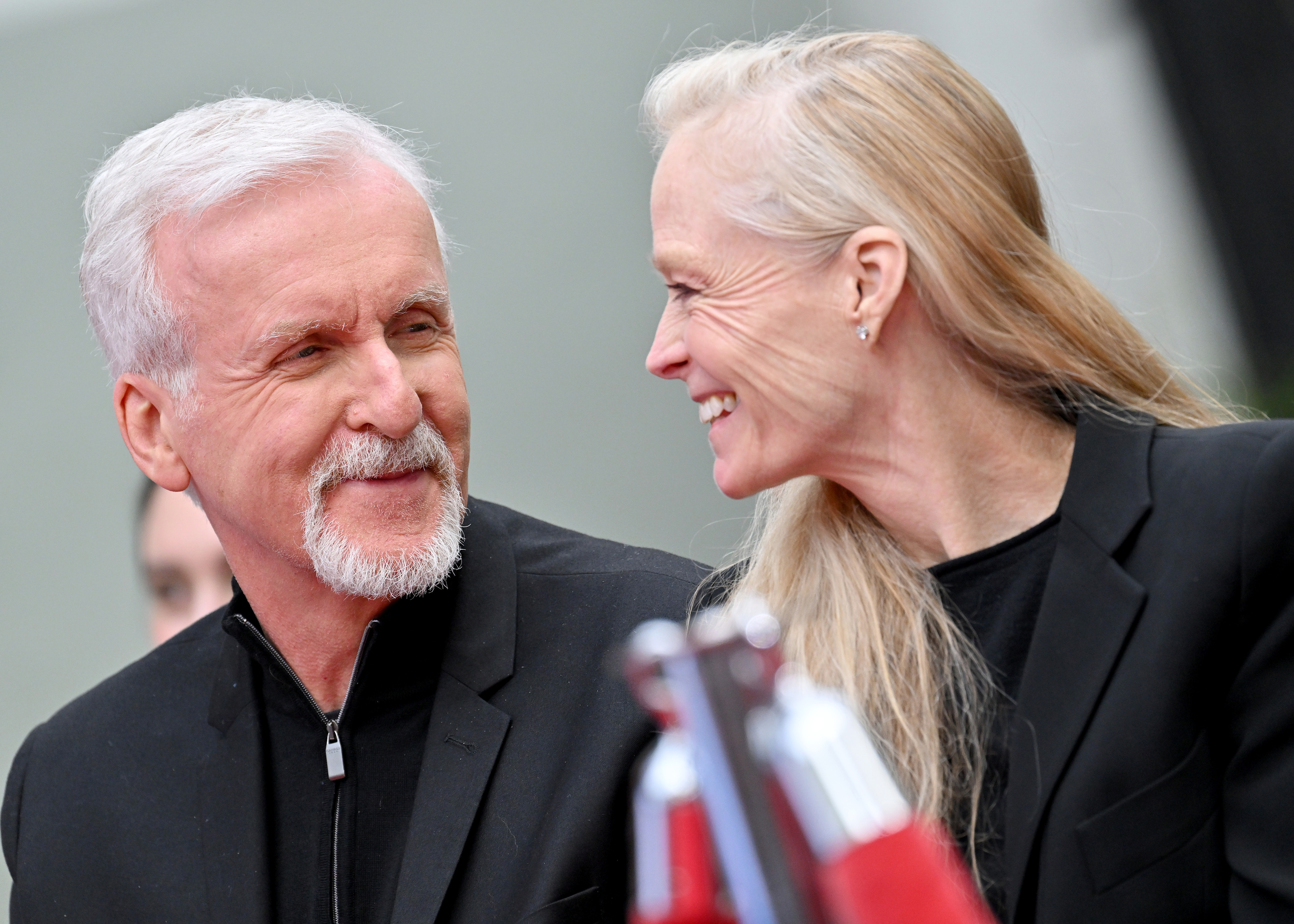 James Cameron und Suzy Amis Cameron im TCL Chinese Theatre am 12. Januar 2023 in Hollywood, Kalifornien | Quelle: Getty Images