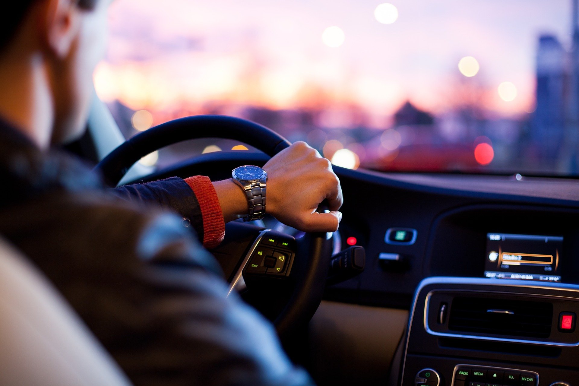 Photo of a man driving a car. | Photo: Pixabay