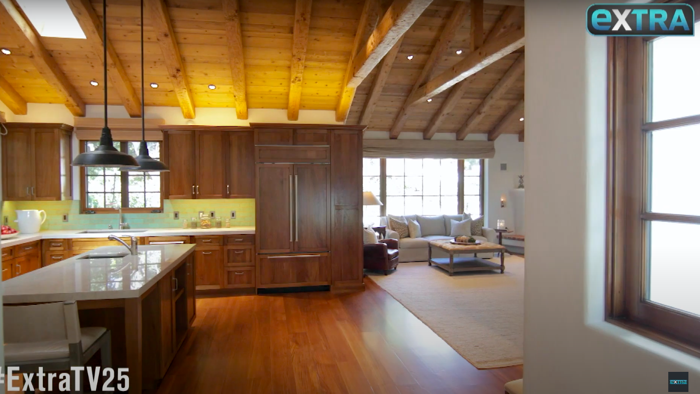 A view of the kitchen inside Jeff Bridges' former home, posted on August 17, 2019 | Source: YouTube/extratv