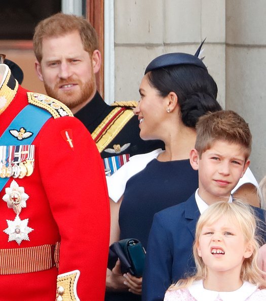 El príncipe Harry y Meghan Markle en el balcón del Palacio de Buckingham durante la exhibición de Trooping The Colour el 8 de junio de 2019 en Londres, Inglaterra. | Imagen: Getty Images