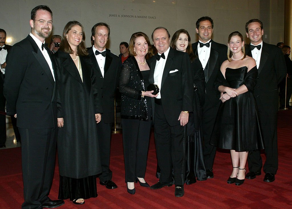 Bob Newhart with his wife Ginny and family at the 5th Annual Kennedy Center Mark Twain Prize on October 29, 2002 | Source: Getty Images