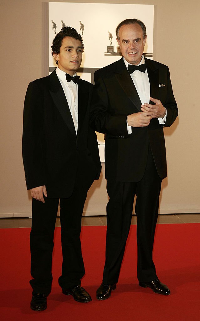 Frédéric Mitterand et son fils Jihed assistent à la remise des prix Nijinsky 2004 à Monaco. | Photo : Getty Images