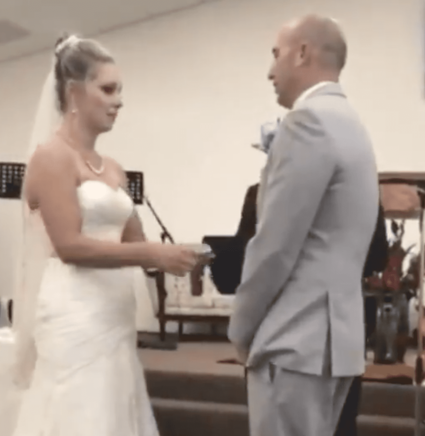 Eine Braut und ein Bräutigam teilen ihr Gelübde | Quelle: Youtube.com/JP Today News
