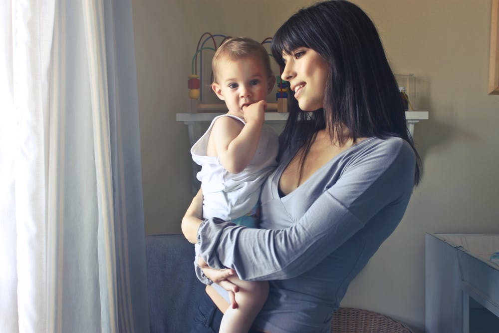 Femme portant son bébé | Photo : Pexels