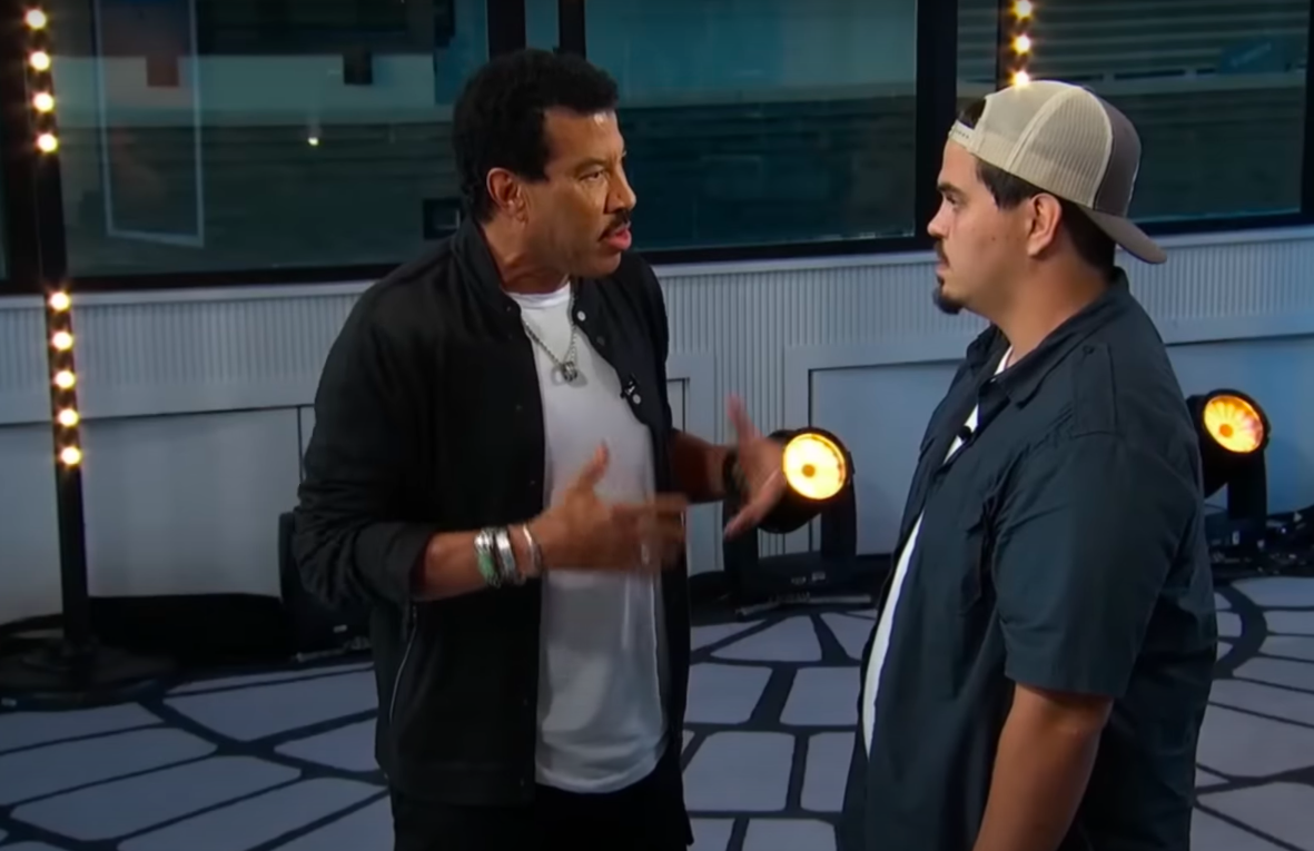 Lionel Richie giving advice to Douglas Kiker and urging him to go and warm up before his audition. | Source: YouTube/Talent Recap