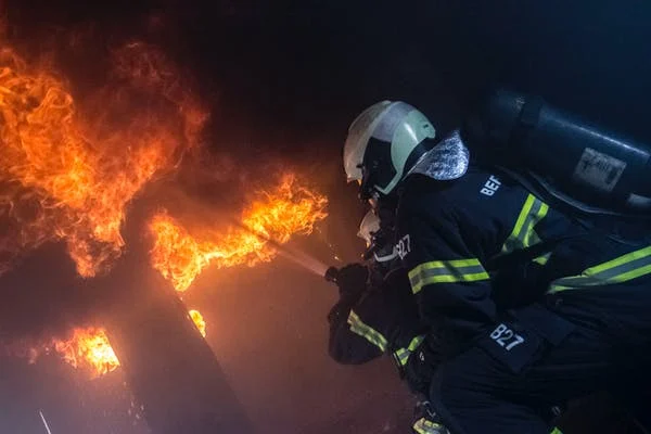 Sandra sah einen Feuerwehrmann mit einem großen Schlauch und erkannte, dass etwas Schreckliches passiert war. | Quelle: Pexels