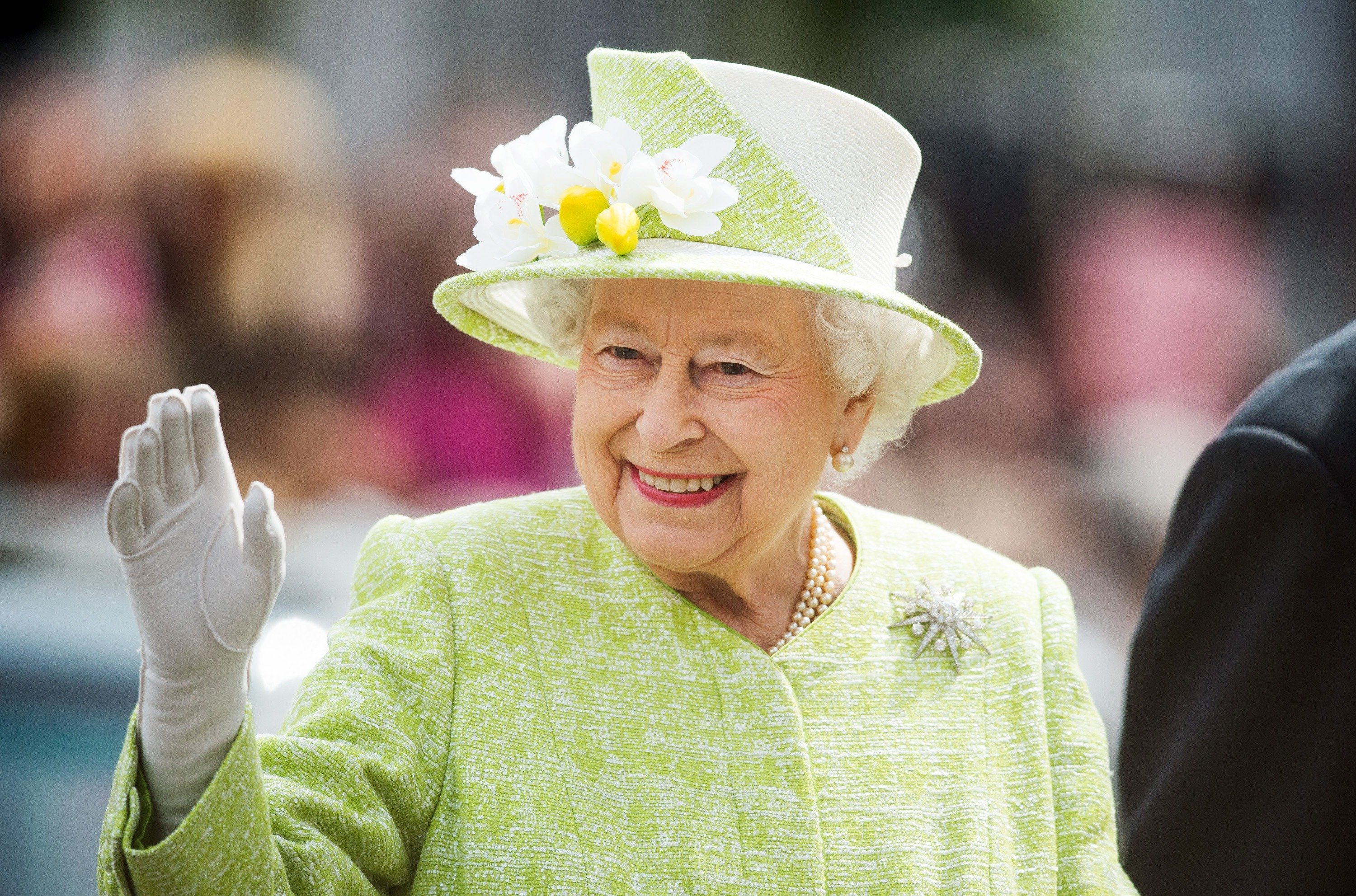 Königin Elizabeth II. winkt während eines Rundgangs durch Windsor an ihrem 90. Geburtstag am 21. April 2016 in Windsor, England. | Quelle: Getty Images
