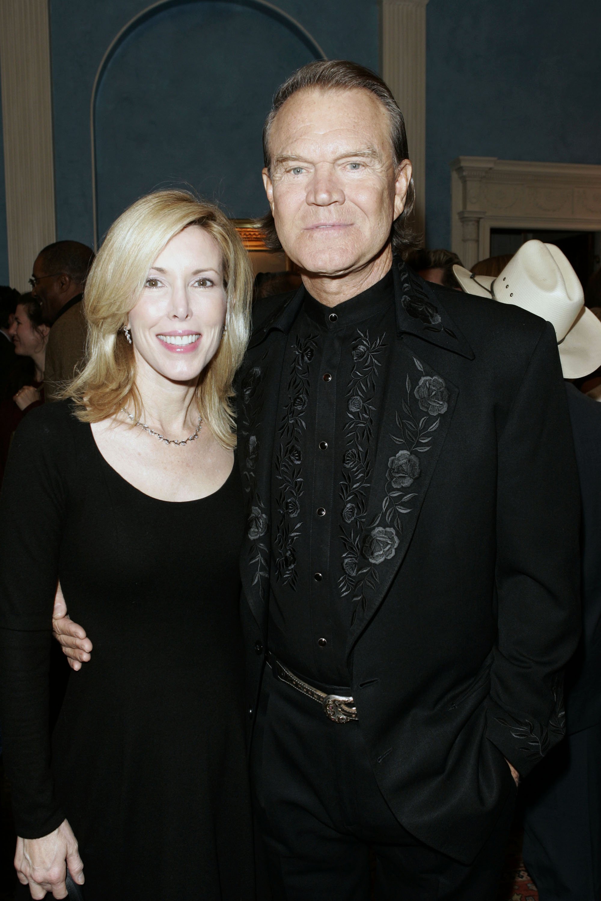 Glenn Campbell and wife Kim Campbell at the 39th CMA Awards on November 14, 2005 | Photo: Getty Images