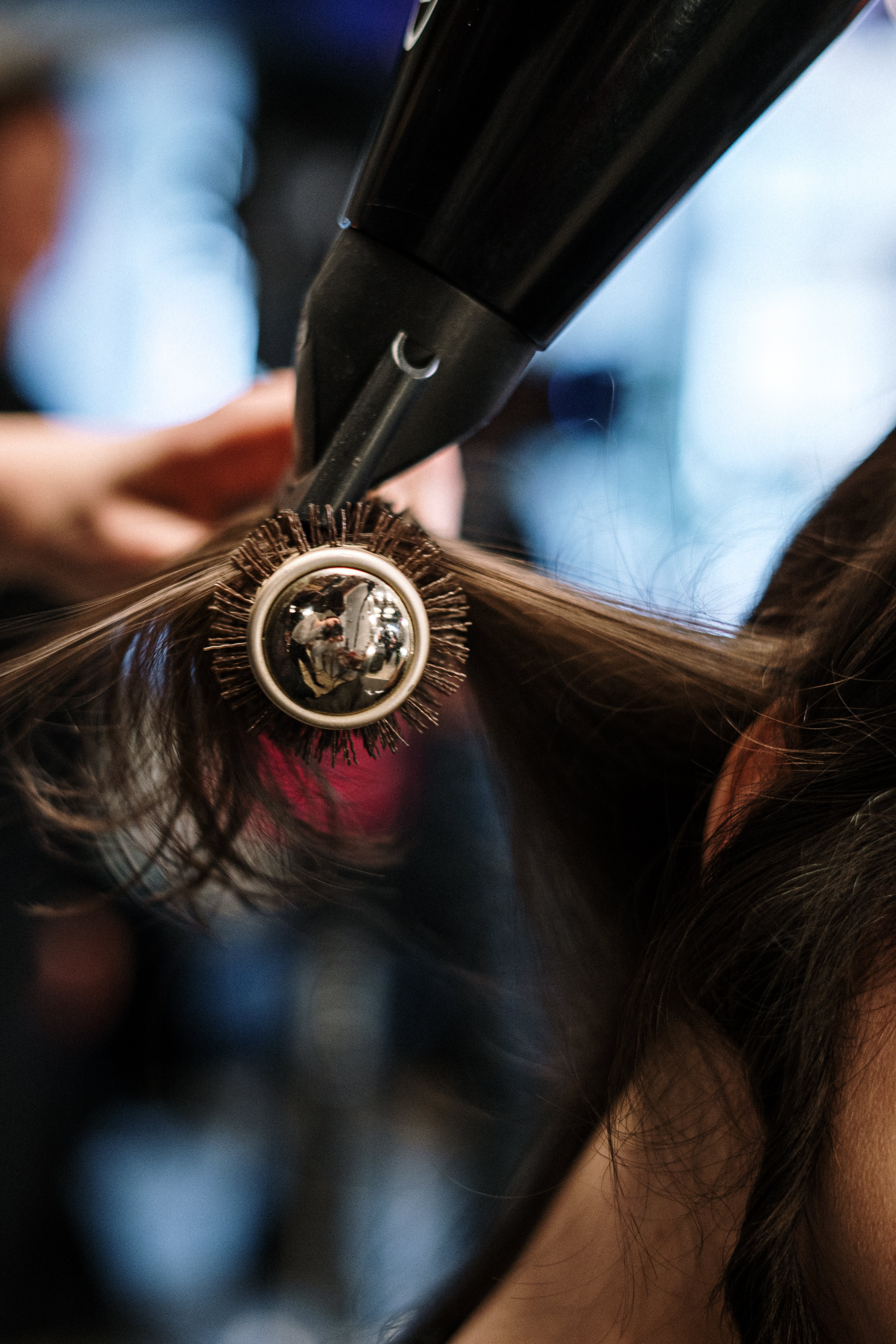 Des cheveux en train d'être séchés. l Source : Pexels