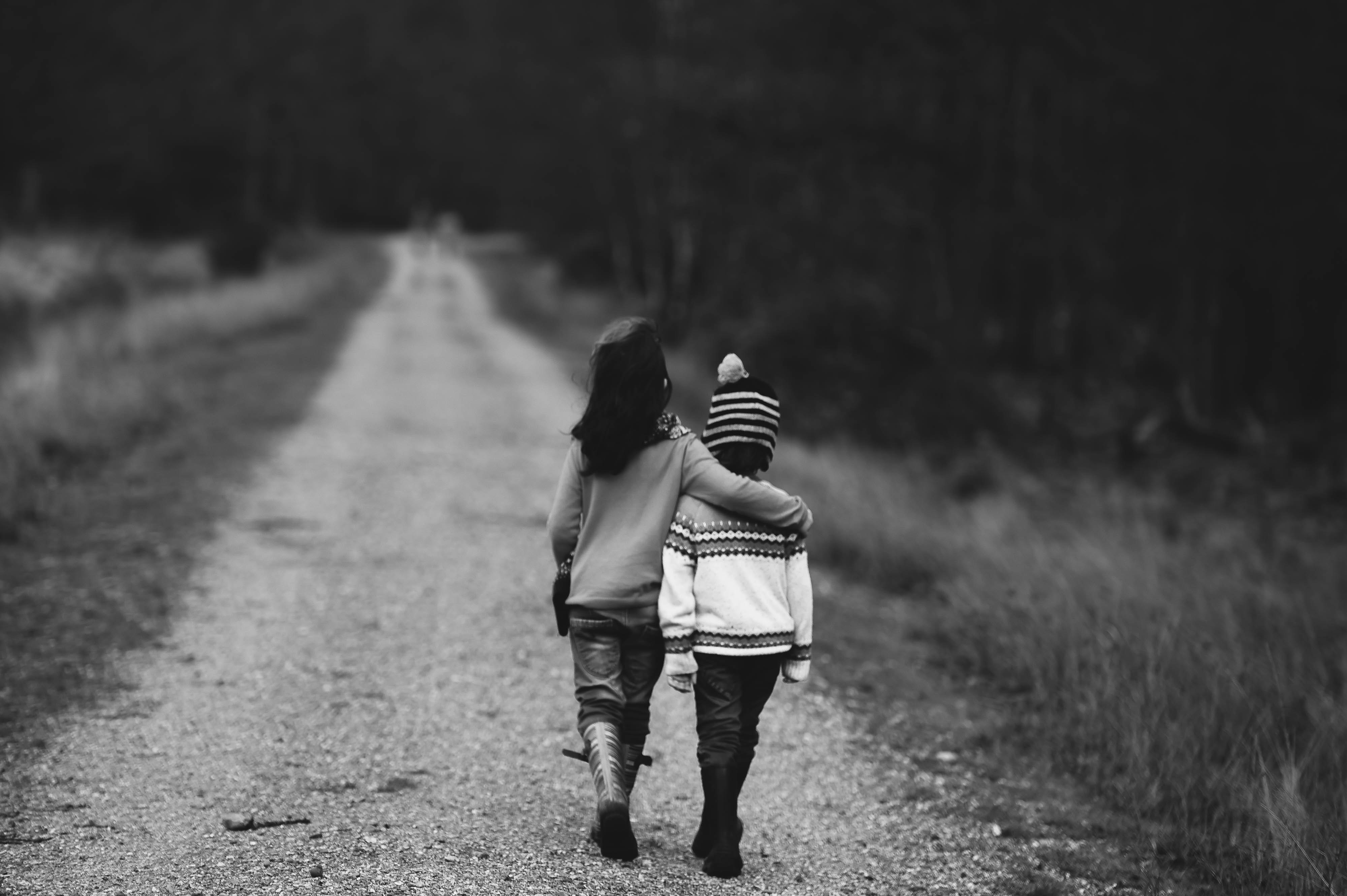 Boy and girl walking | Source: Unsplash / Annie Spratt