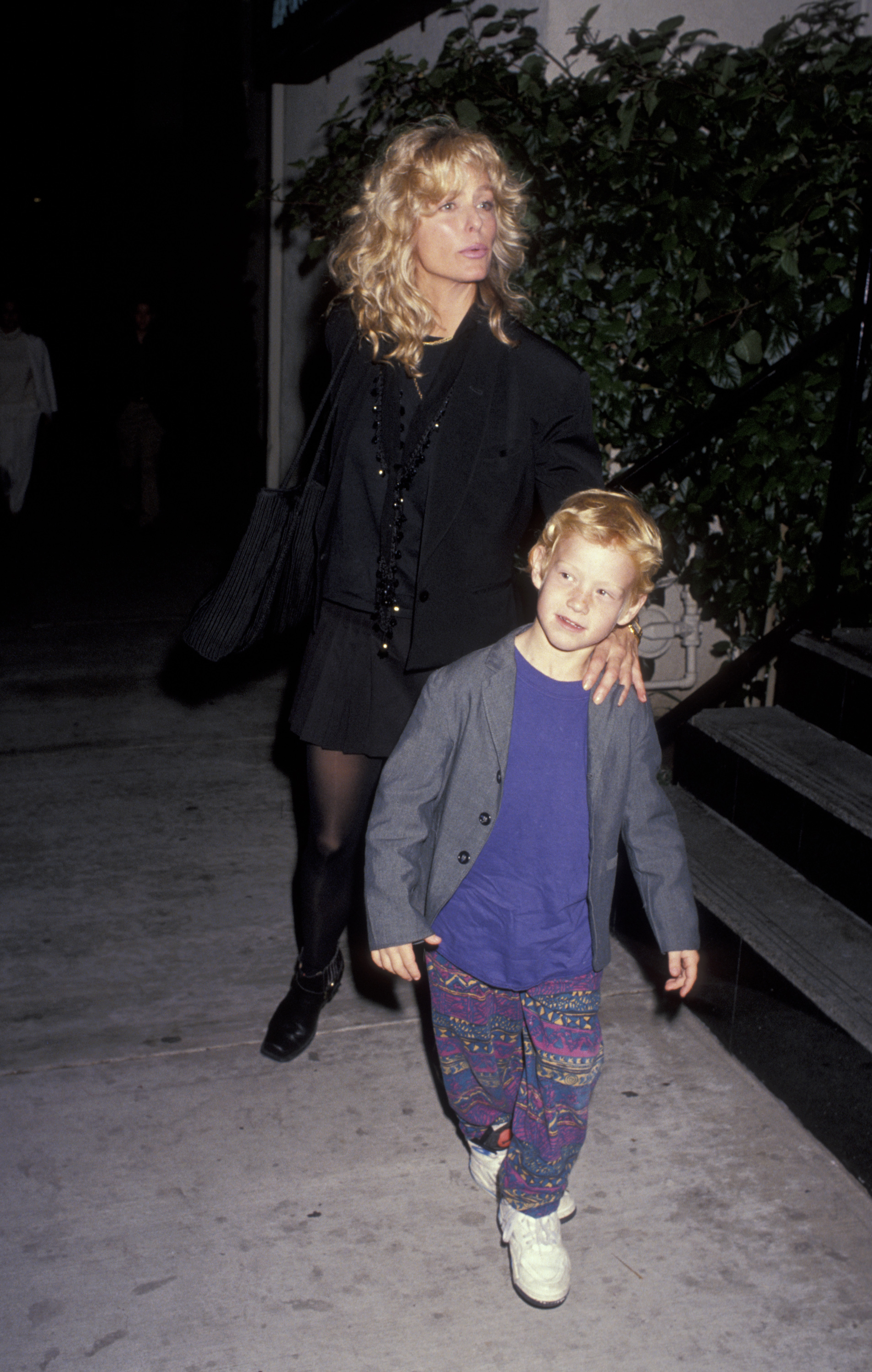 Farrah Fawcett and Redmond O'Neal are pictured at the "Watts Side Story" Performance on December 3, 1991 | Source: Getty Images