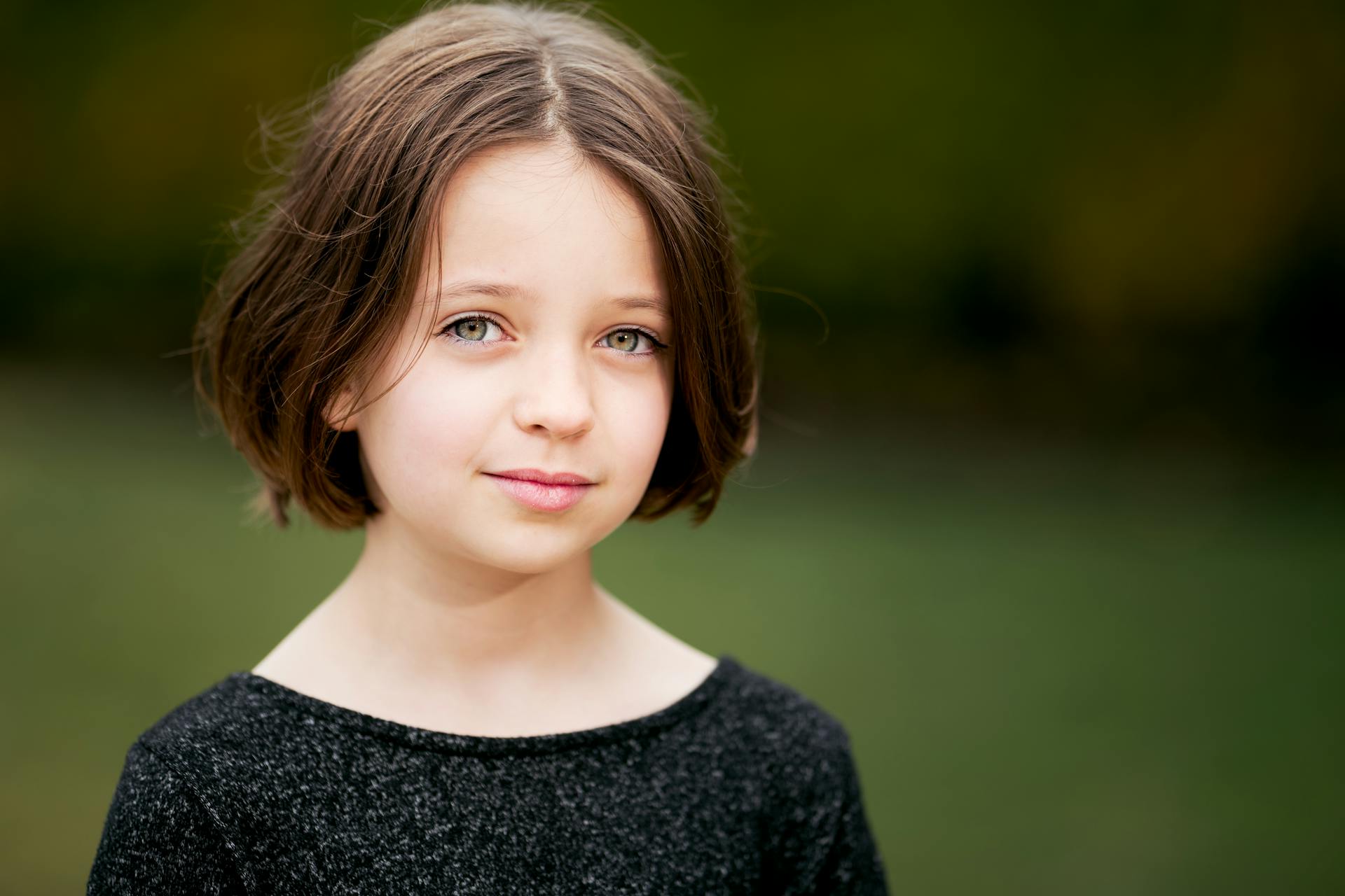 A little girl standing outdoors | Source: Pexels