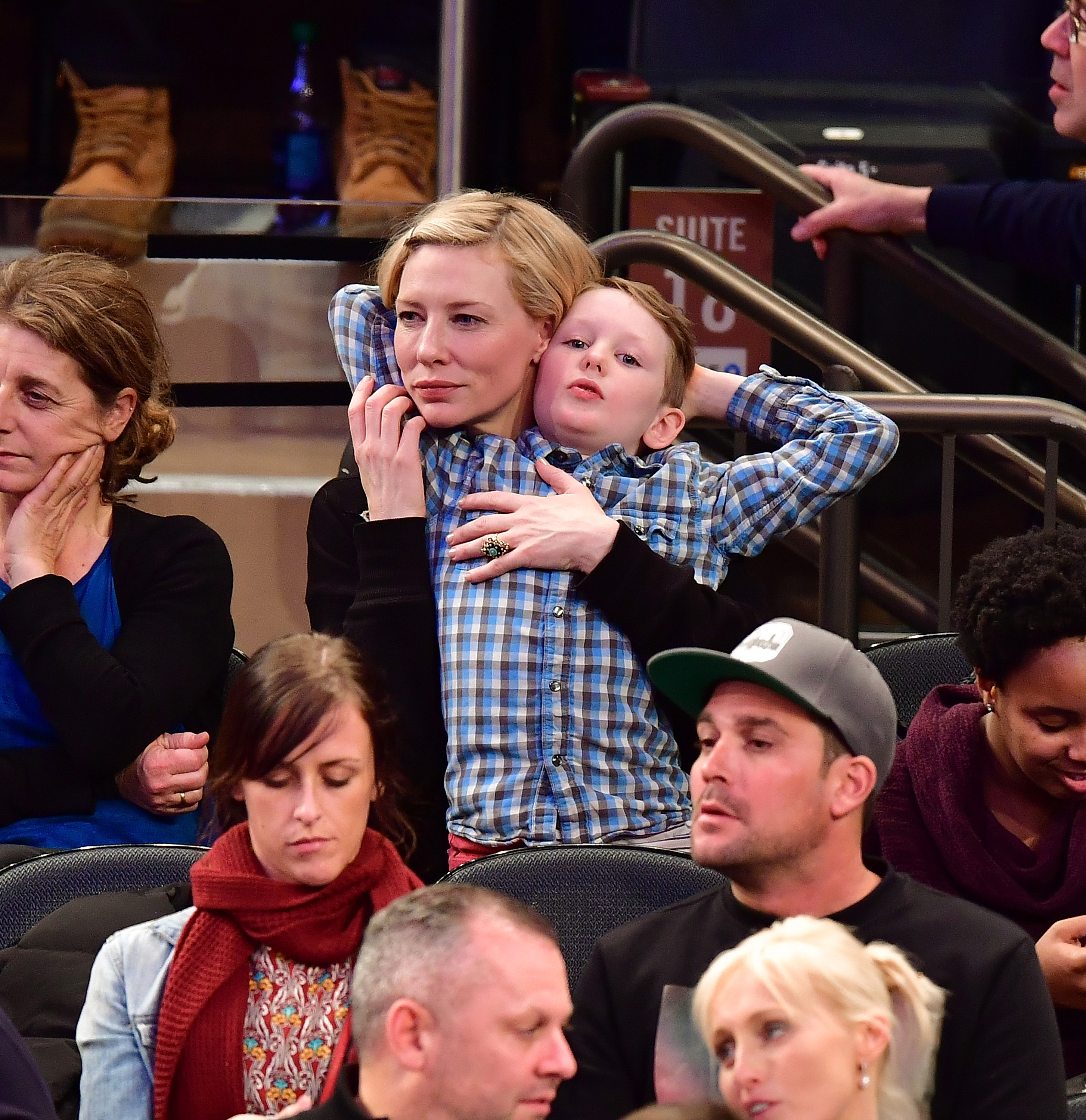 Cate Blanchett and Ignatius Upton at a basketball game on January 2, 2017, in New York City | Source: Getty Images