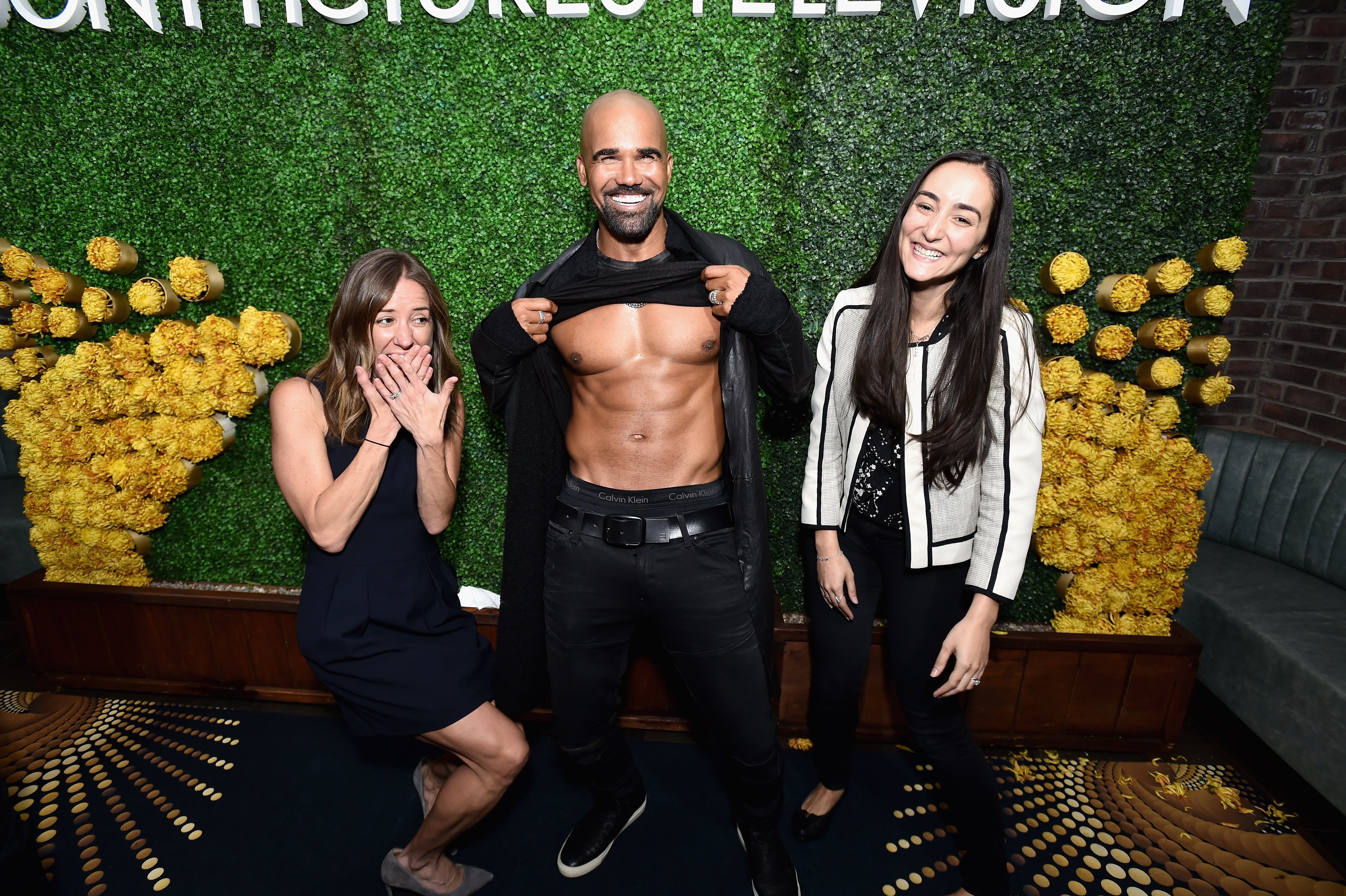 Shemar Moore and fans at the Sony Pictures Television LA Screenings Party on May 24, 2017 | Photo: GettyImages