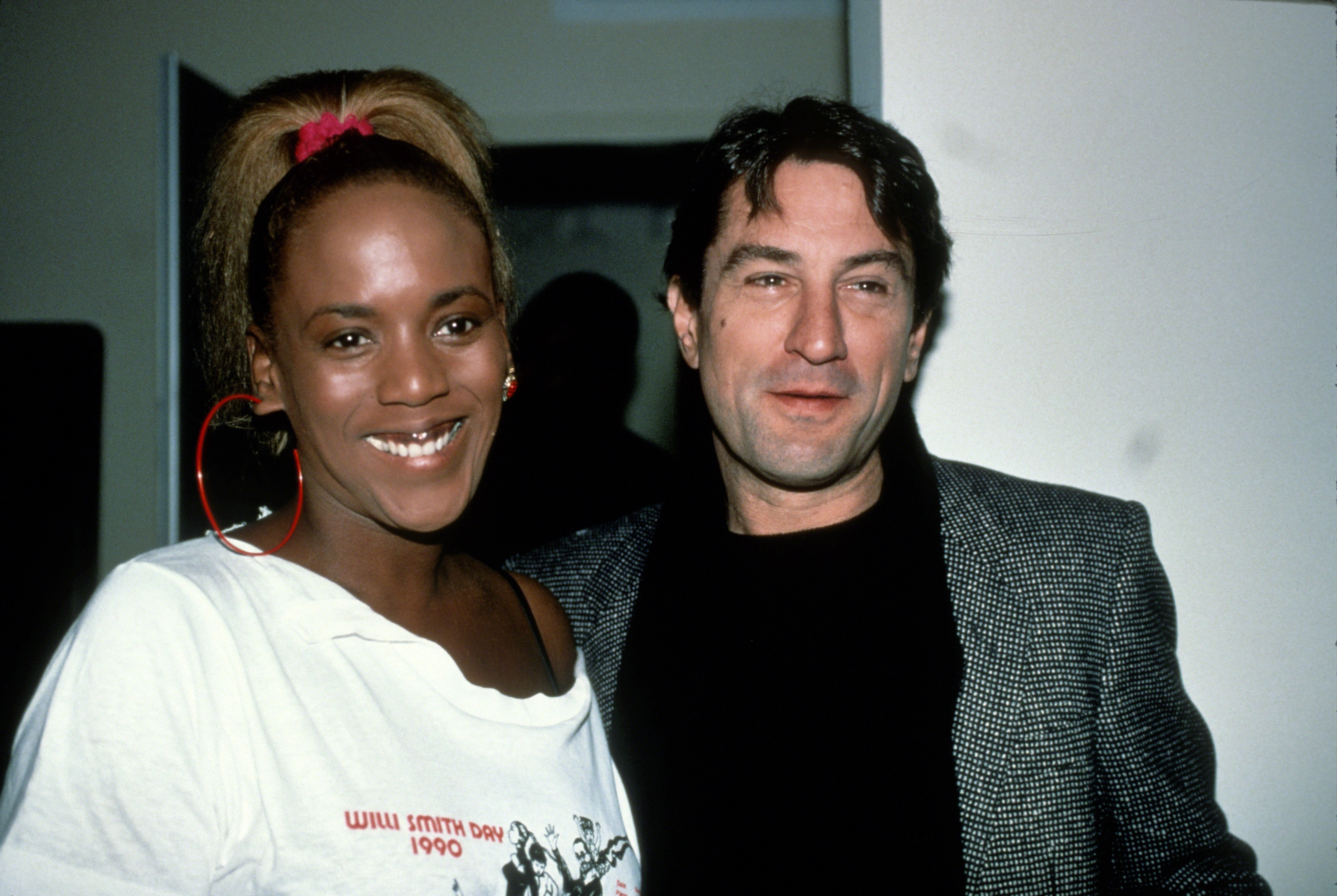 Robert De Niro y Toukie Smith, alrededor de 1990 en la ciudad de Nueva York. | Foto: Getty Images