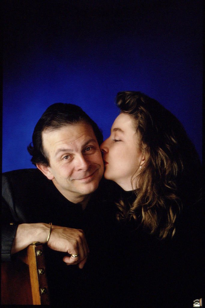L'actrice française Géraldine Giraud (nom de scène Géraldine Gassler), fille de l'acteur Roland Giraud avec son père. | Photo : Getty Images