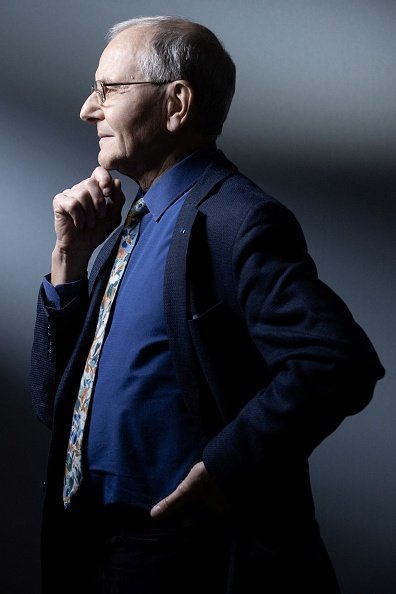 Le scientifique, généticien et président de la Ligue contre le cancer français Axel Kahn pose à Paris le 22 mars 2021. |Photo : Getty Images