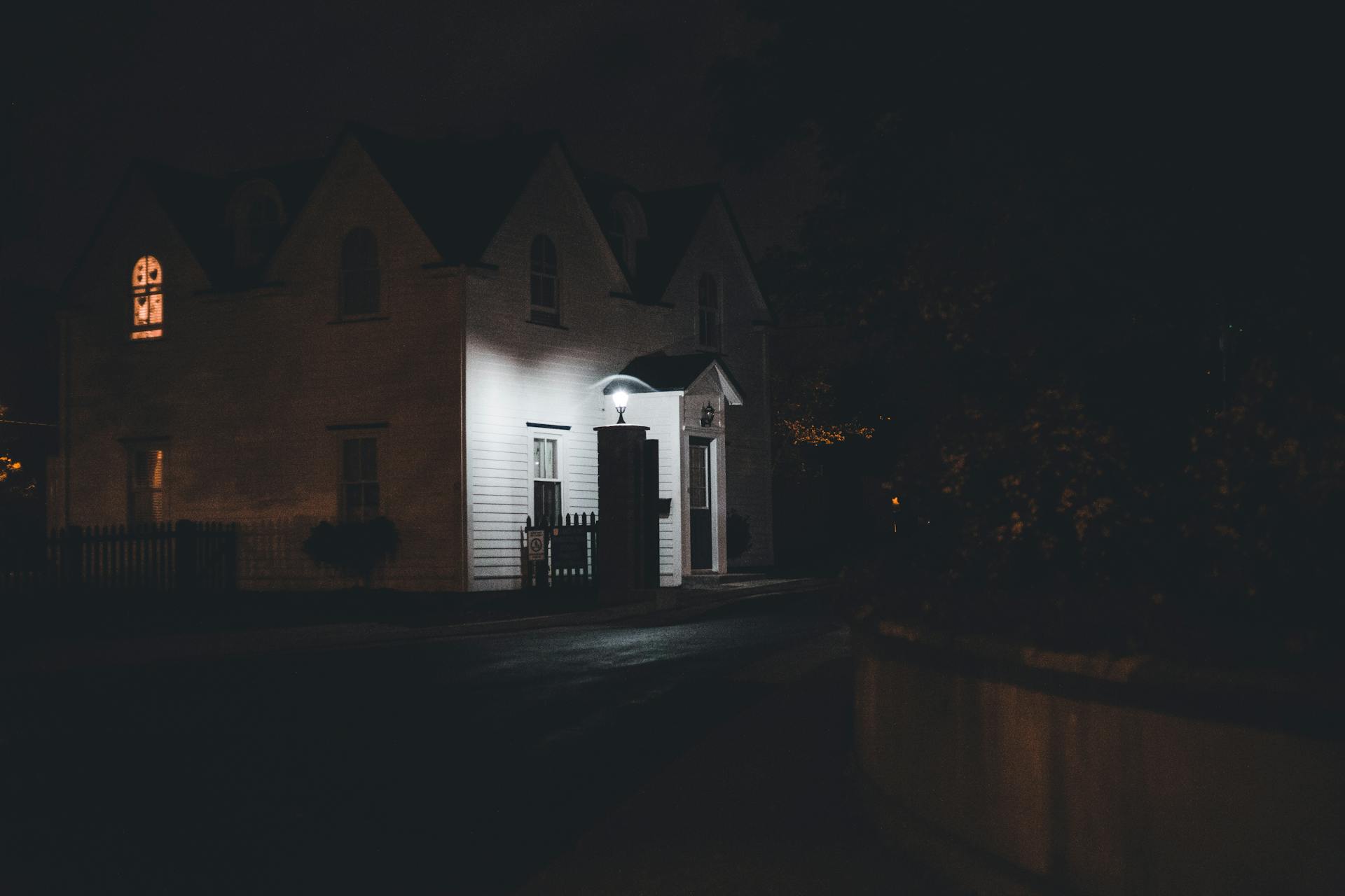 A house at night | Source: Pexels