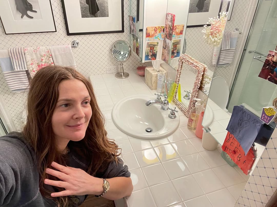 A glimpse inside Drew Barrymore's bathroom from a post dated April 8, 2023. | Source: Instagram/drewbarrymore