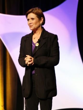 Carrie Fisher speaking before an audience. | Source: Wikimedia Commons