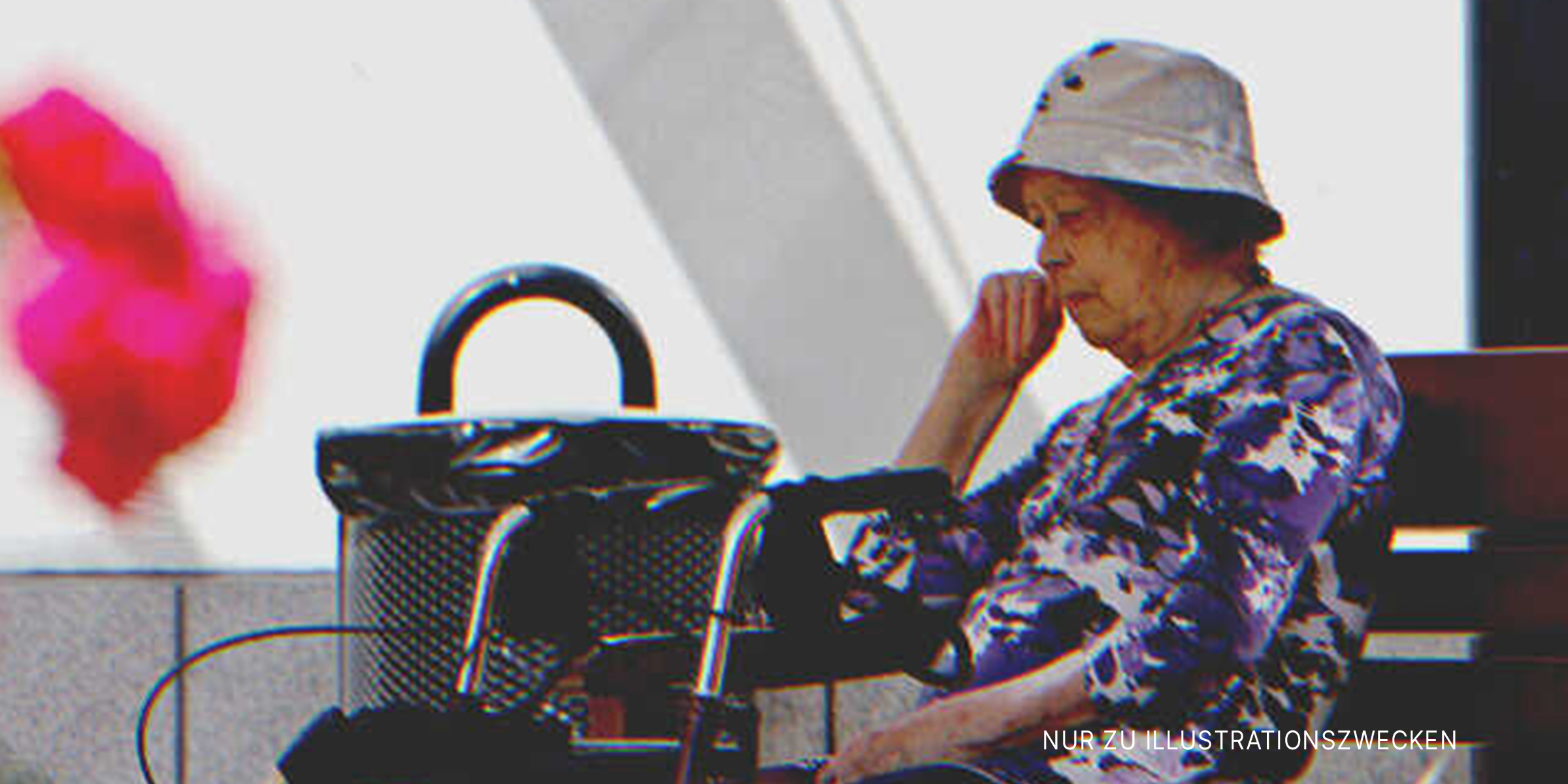 Eine alte Frau sitzt auf einer Bank. | Quelle: Shutterstock