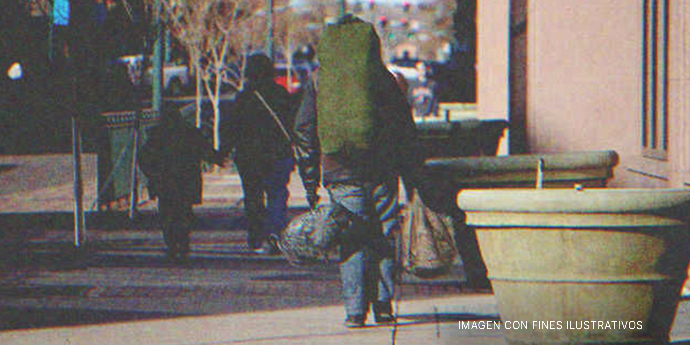 Hombre sin techo de espaldas. | Foto: Shutterstock