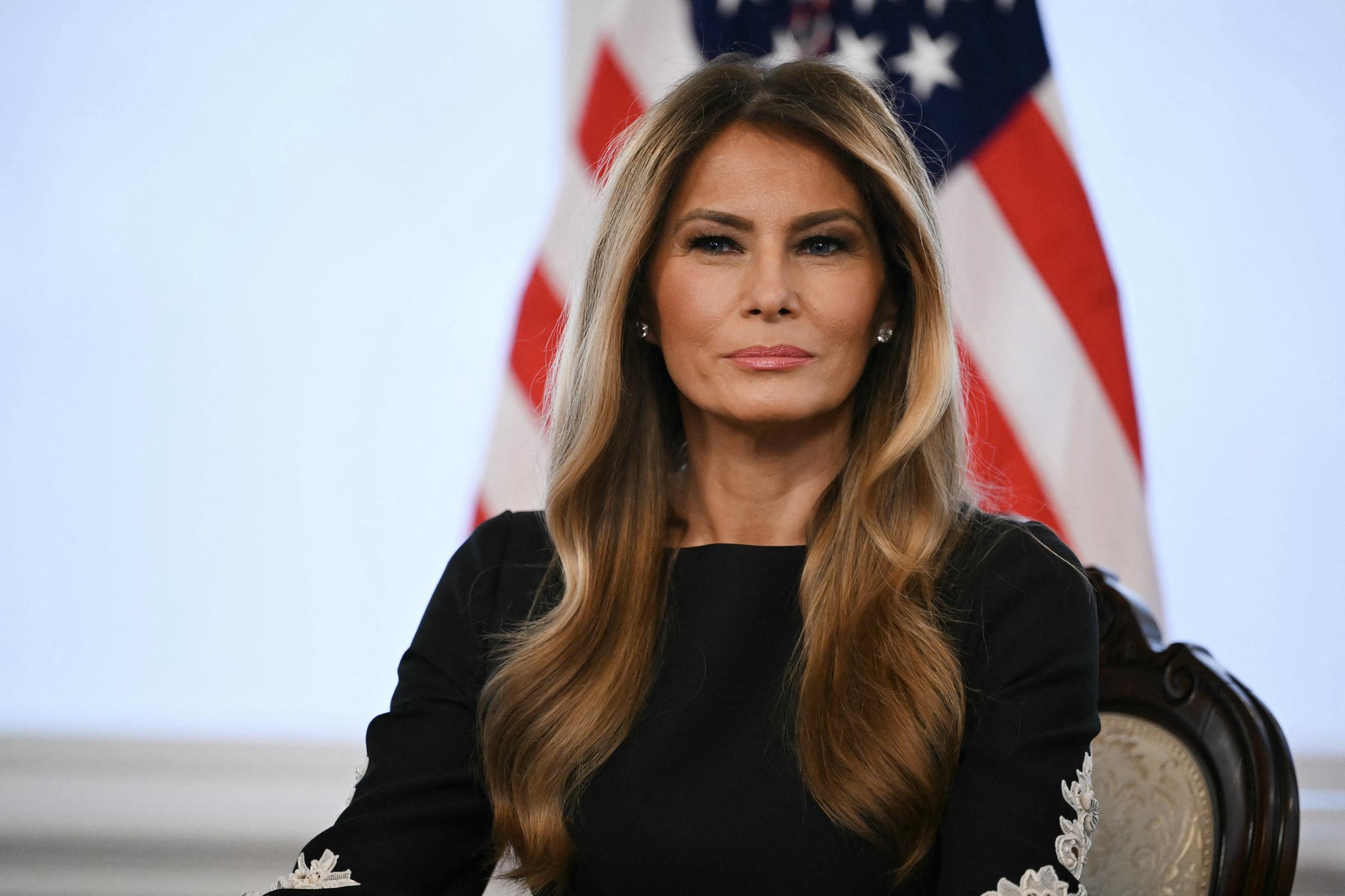 Melania Trump appeared with softly curled hair, defined brows, and a composed expression. The portrait offers one of the clearest recent views of her appearance.