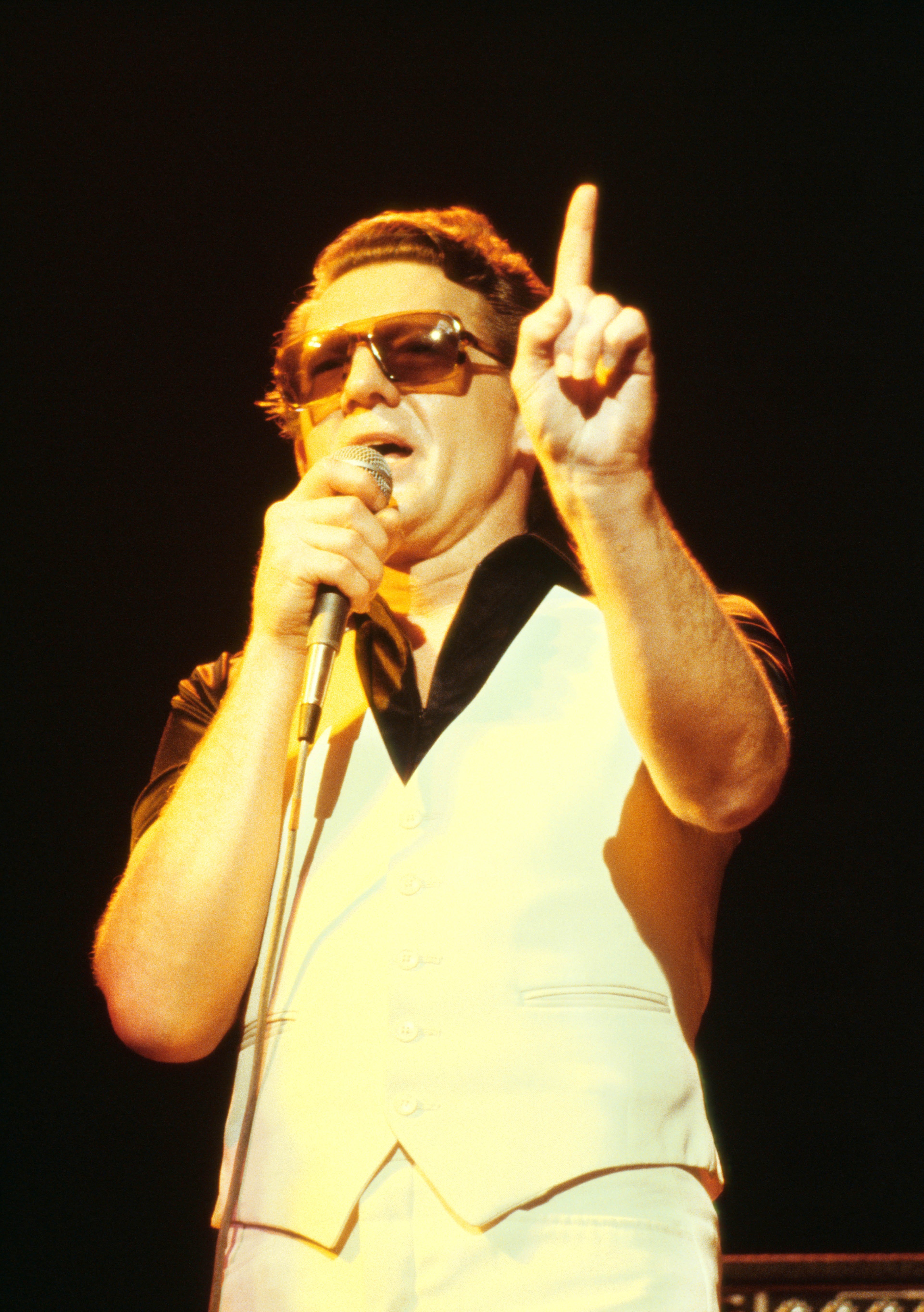 Jerry Lee Lewis performing on stage at the Rainbow Theatre on December 1, 1978 | Source: Getty Images