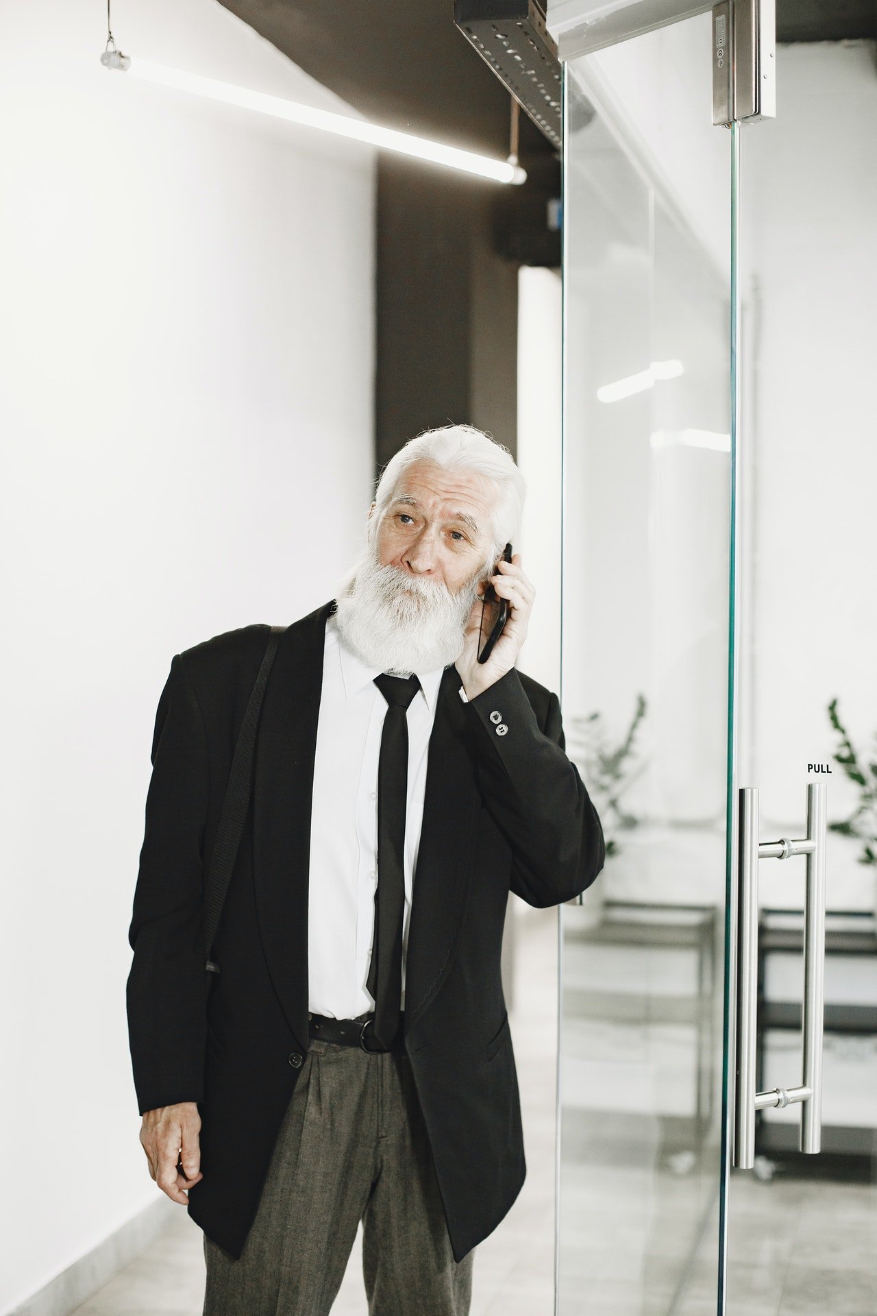 Un hombre mayor hace una llamada telefónica. | Foto: Pexels