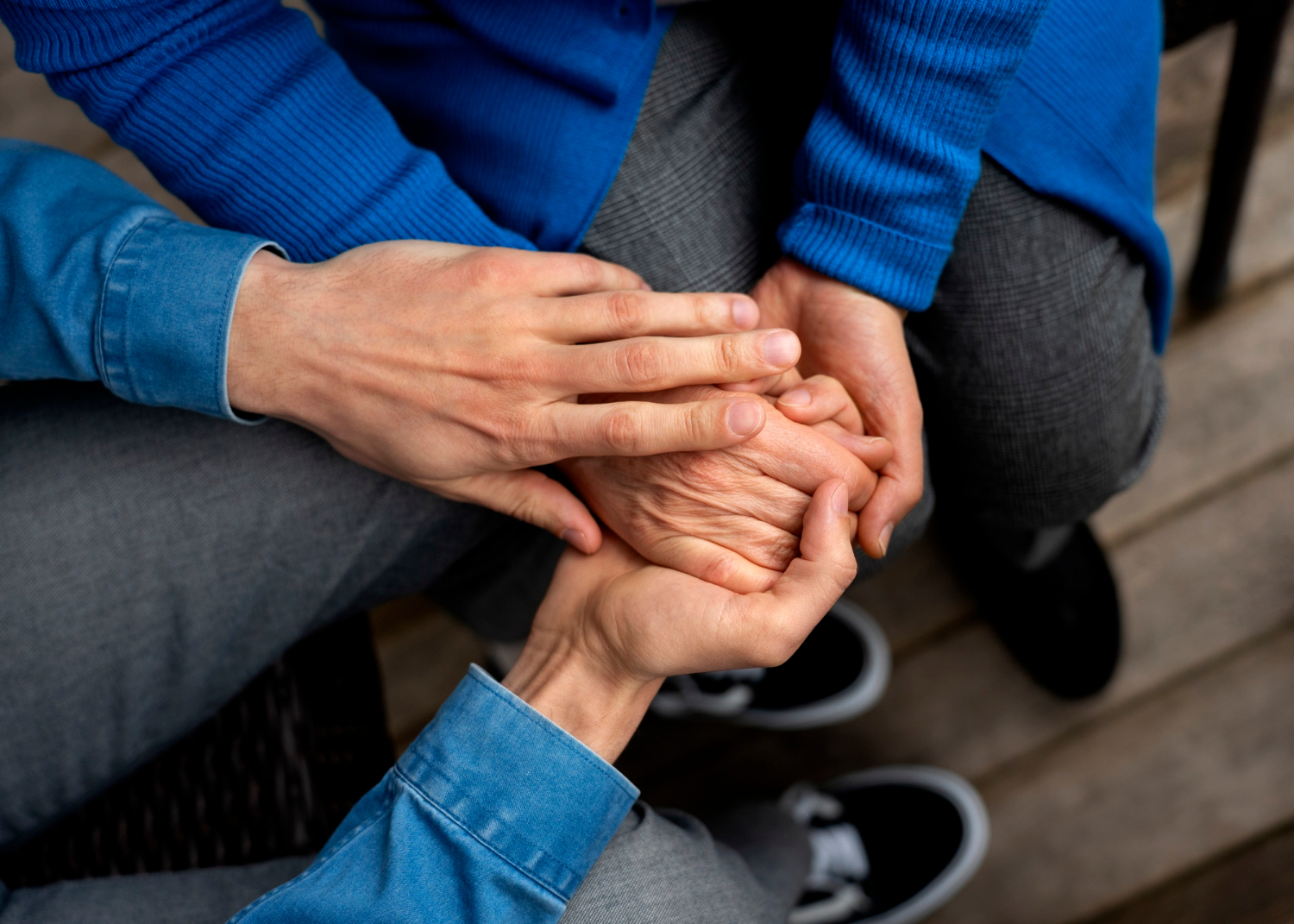 A young man and an older person holding hands | Source: Freepik