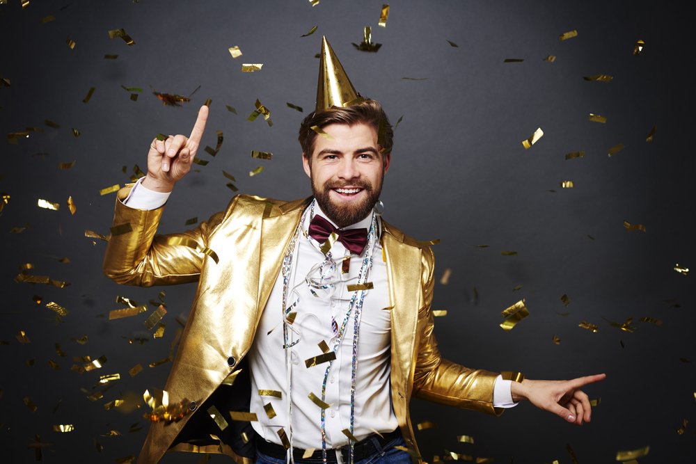 Fröhlicher Mann, der sich auf Party amüsiert. I Quelle: Shutterstock