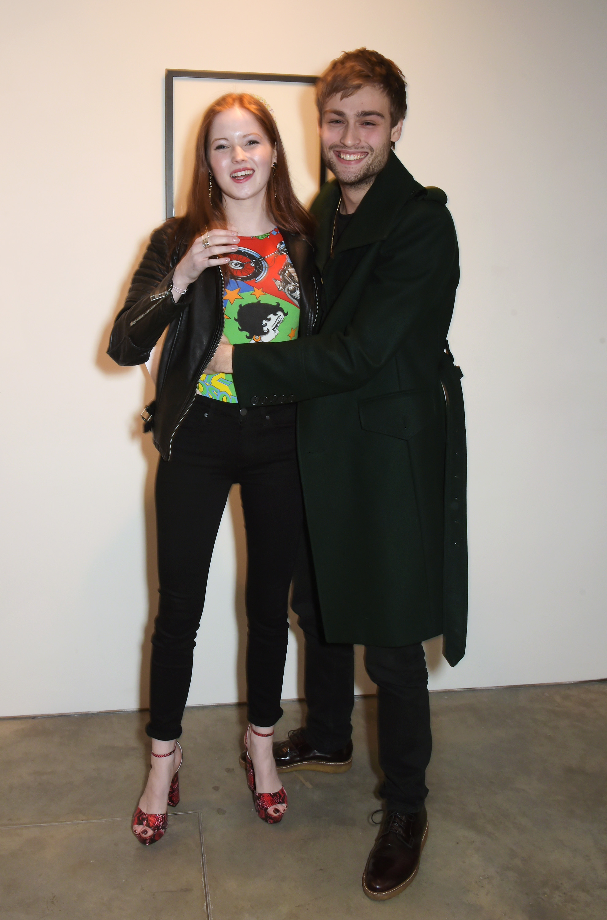 Ellie Bamber (L) and Douglas Booth attend a private view of "The Top Ten" by artist Hayden Kays at The Cob Gallery, on April 2, 2015, in London, England. | Source: Getty Images