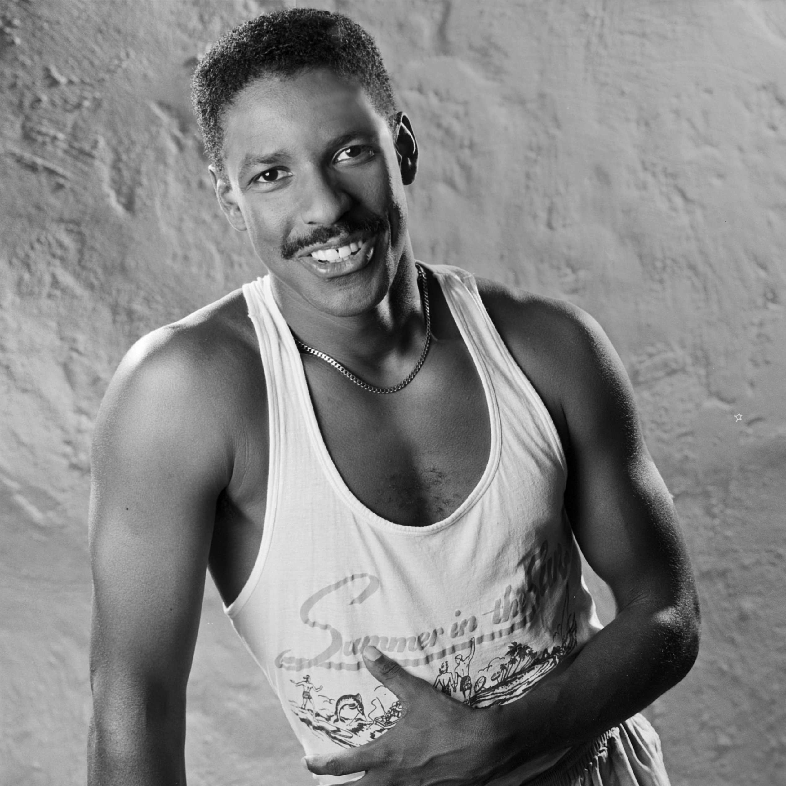 El actor Denzel Washington posa para un retrato en 1987 en Los Ángeles, California | Foto: Getty Images