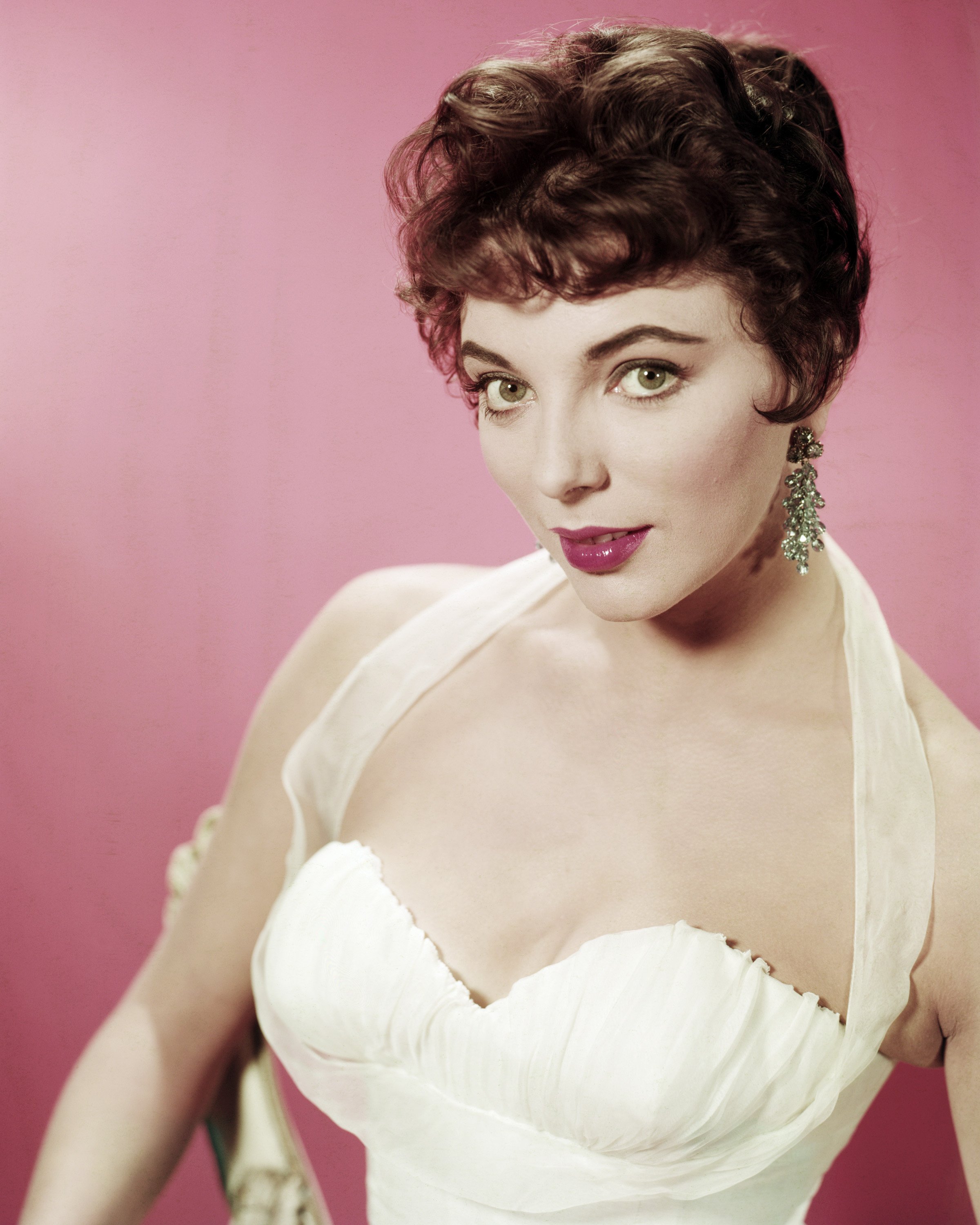 English actress Joan Collins dressed in a white evening dress in 1955. / Source: Getty Images