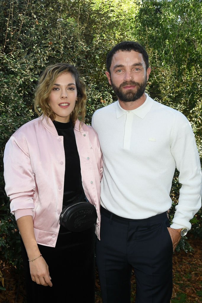 Alysson Paradis et Guillaume Gouix assistent au défilé Lacoste Womenswear Printemps/Été 2020 dans le cadre de la Semaine de la mode de Paris, le 1er octobre 2019 à Paris, France. | Photo : Getty Images