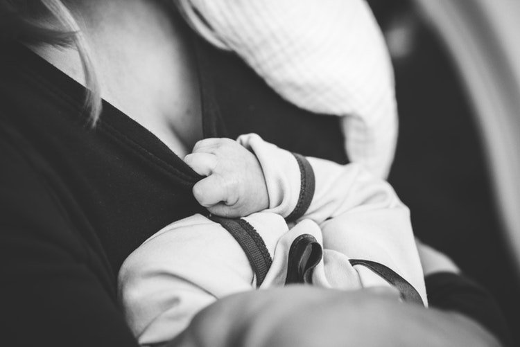 Un bébé dans le bras de sa mère | Photo : Unsplash
