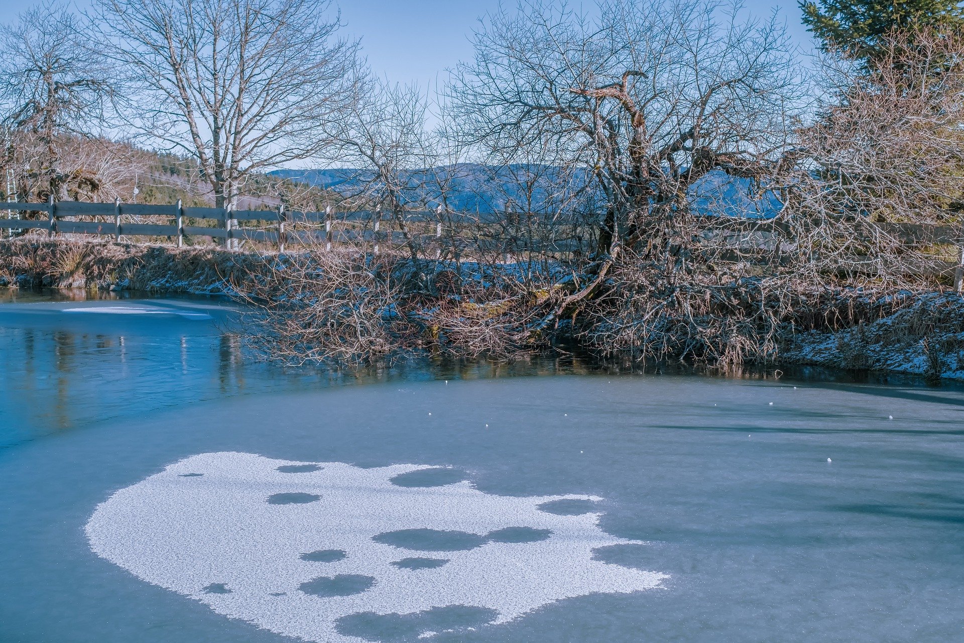 A picture of a winter frozen pond | Photo: Pixabay