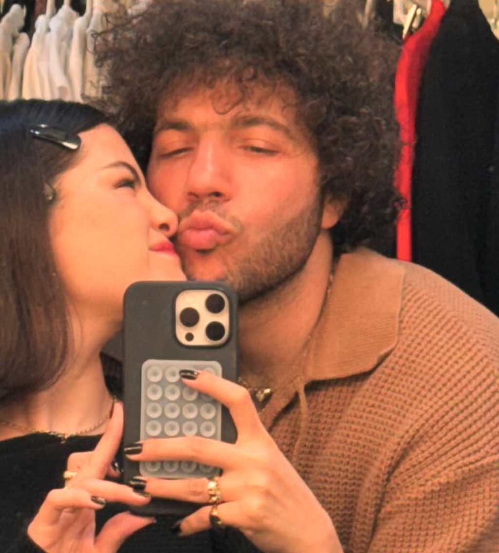 Selena Gomez and Benny Blanco taking a selfie, dated November 10, 2024 | Source: Instagram/selenagomez