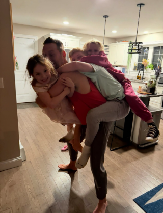 Ryan Jennings lovingly carrying his kids in a goofy family photo. | Source: GoFundMe/Support for Emily Jennings & Family