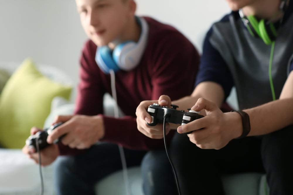 Zwei junge Männer spielen Computerspiele | Quelle: Shutterstock