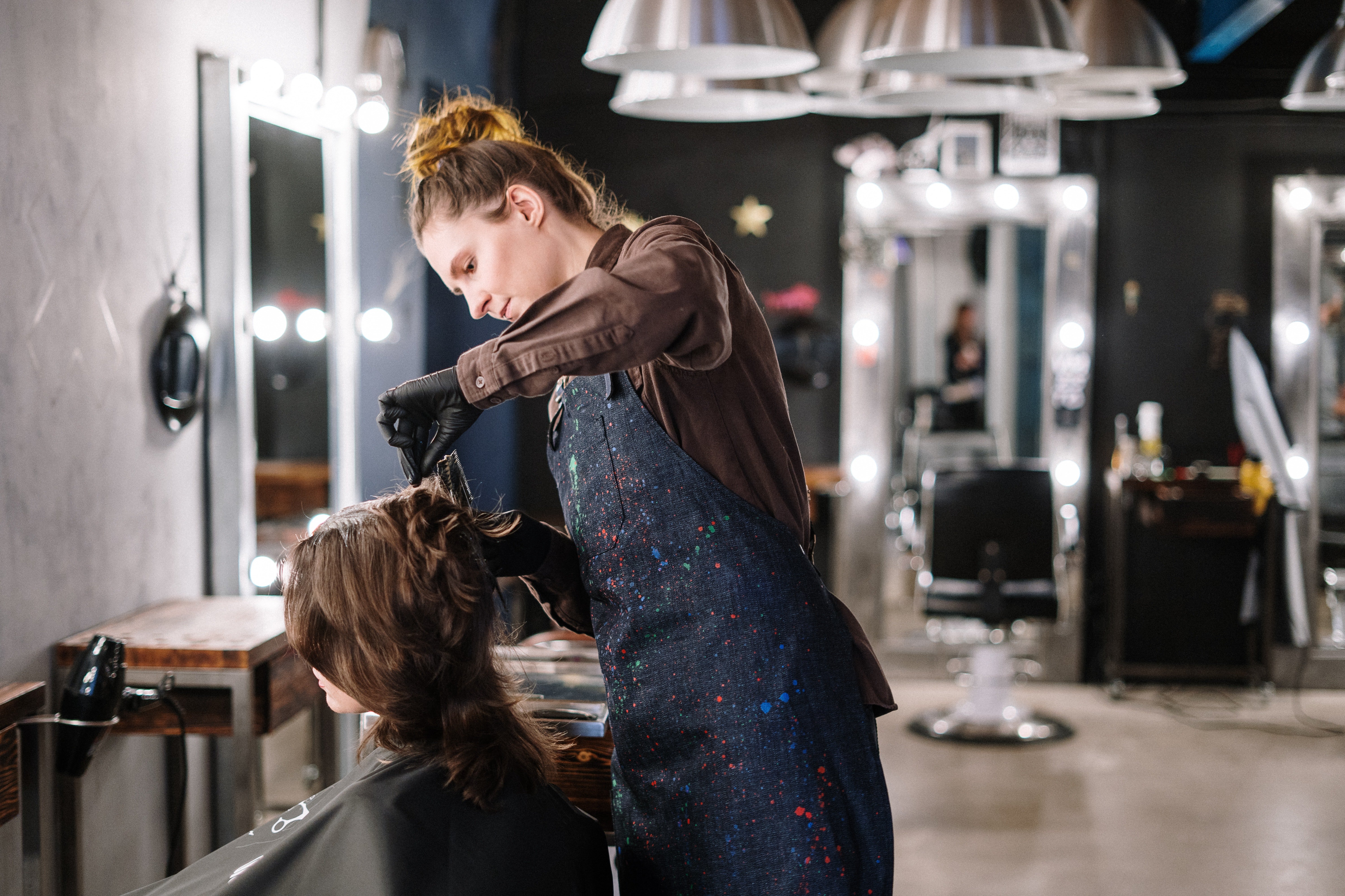 Woman getting a haircut | Photo: Pexels