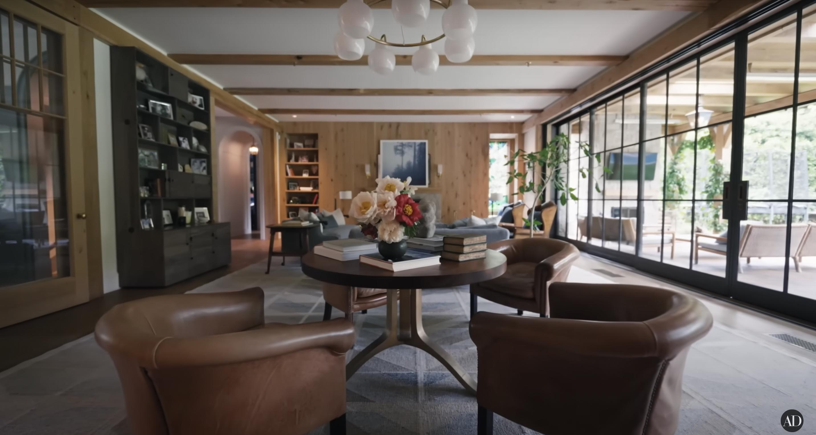 Jennifer Garner's living room in her Los Angeles farm-styled house, dated September 3, 2024 | Source: YouTube/@Archdigest