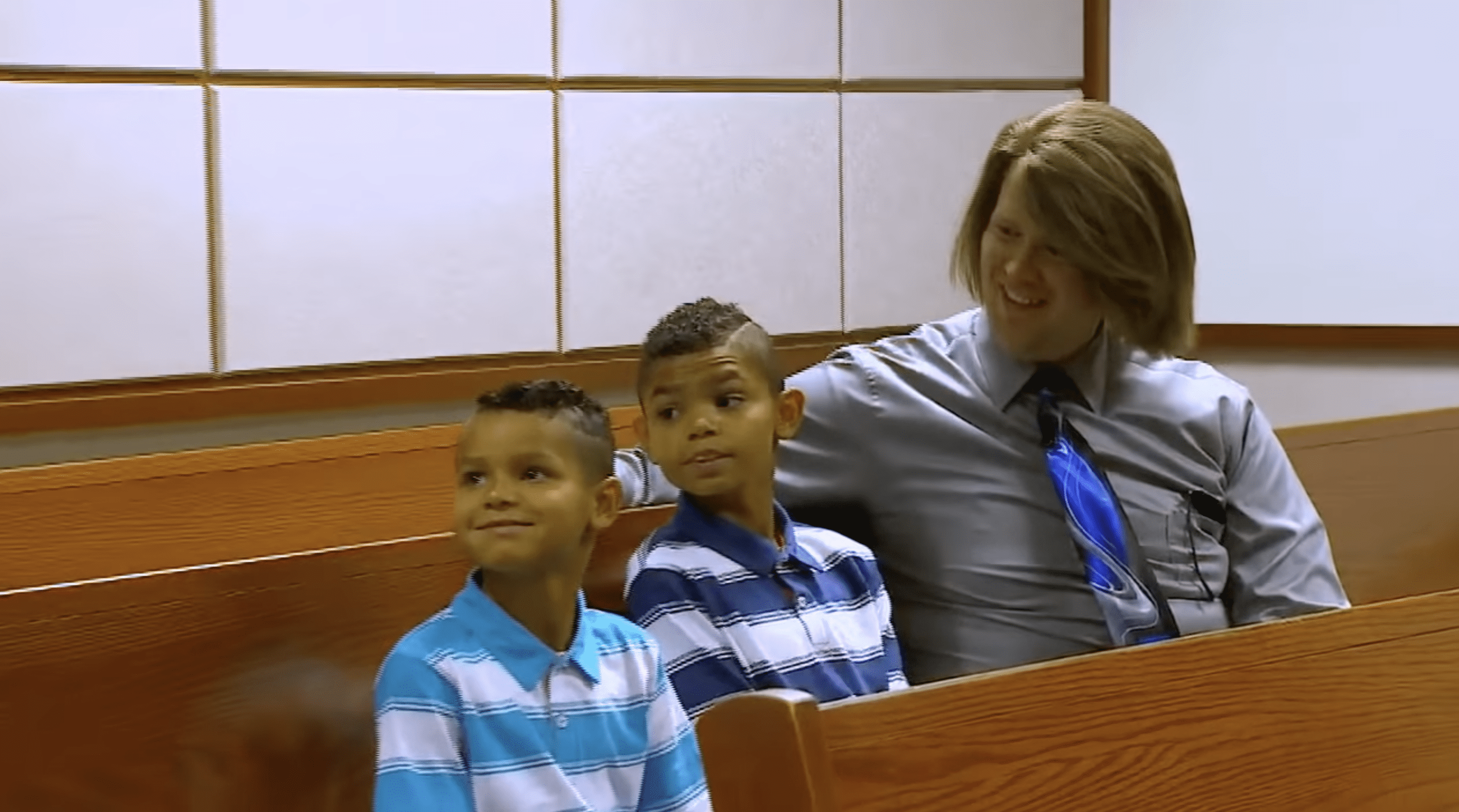 Ke'Lynn y Tre en la sala del tribunal con su padre adoptivo, el Dr. Robert Beck. | Foto: YouTube.com/WFAA
