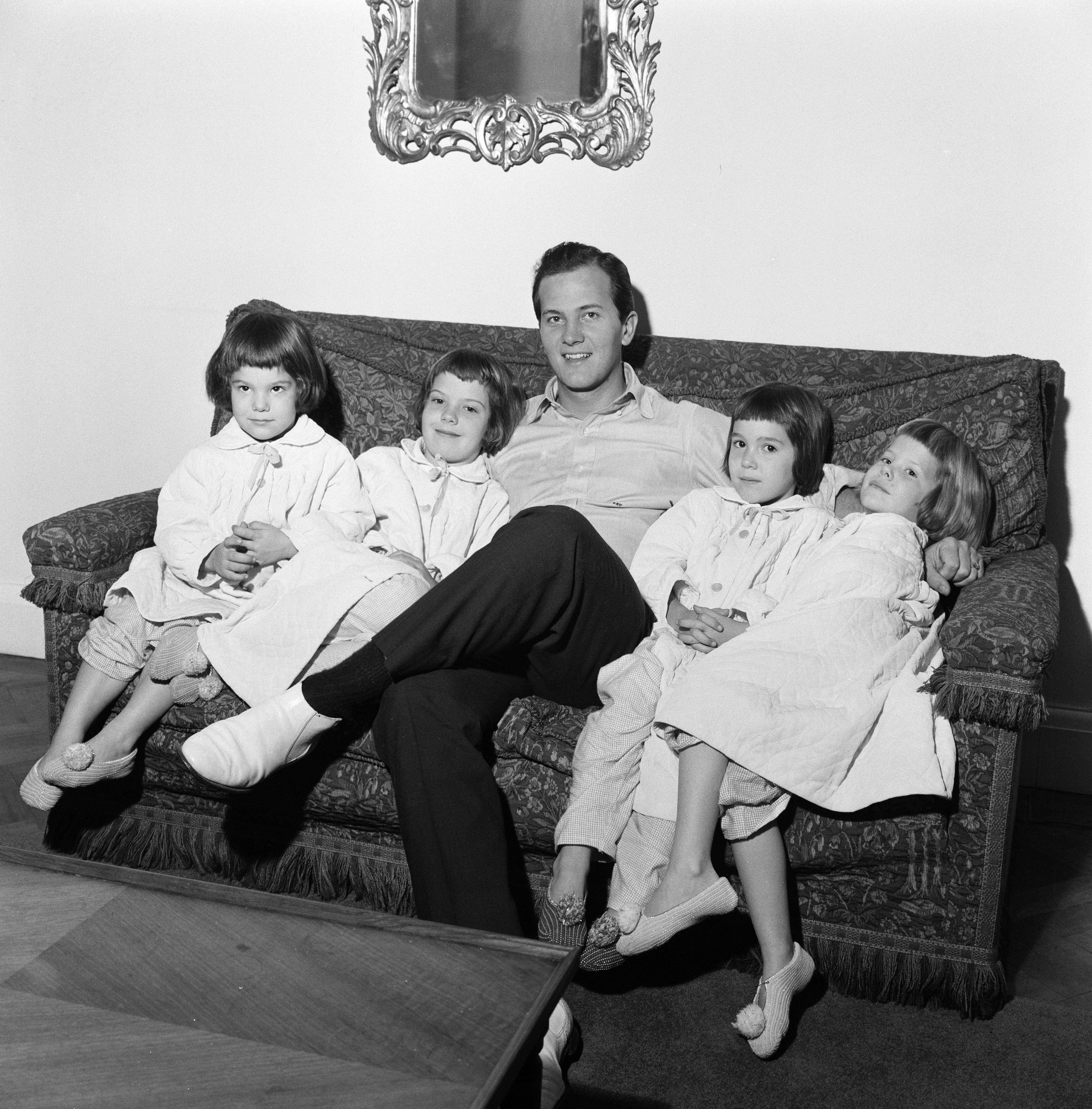 Pat Boone in London with his four daughters, Cherry, Laury, Lindy, and Debby, on January 24, 1962. | Source: Getty Images
